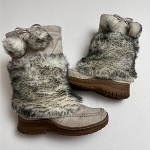 Vintage Y2K Maurices Faux Fur Boots Size 10 Pom-Pom Bow Detail Winter Retro Snow